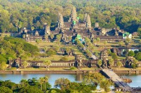 Vizitam Angkor Wat „orasul templu”, aflat in patrimoniul UNESCO, cel mai mare monument religios din lume, intinzandu-se pe o suprafata de peste 200 de hectare. Majoritatea cred ca un spirit traieste la Angkor Wat, care impiedica pasarile sa zboare...