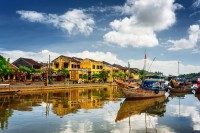Ne deplasam catre Hoi An. Suntem in cel mai bine conservat port din Asia de Sud-Est, celebru pentru casele patinate ale negustorilor, reteaua de strazi riverane si ansamblurile de sali chinezesti.