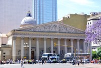 Alaturi de casa Rosada, vom putea vedea Cabildo–prima cladire guvernamentala din Buenos Aires, construita in Sec XVI, Catedrala Metropolitana