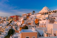 Pregatiti-va de privelisti ametitoare urcand catre capitala, Thira, de unde va veti putea bucura de cel mai frumos apus din Grecia.