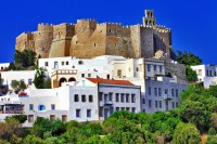 Inclusa in patrimoniul UNESCO si supranumita "Ierusalimul Marii Egee” din cauza faptului ca aici Sfantul Ioan a avut viziunile sale si a putut scrie Apocalipsa, insula Patmos, este unul dintre cele mai importante locuri pentru ortodoxismul grec.