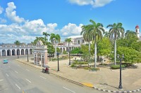 si cladirile guvernamentale Colegio de San Lorenzo care inconjoara parcul Jose Marti.