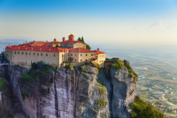 Astazi vom vizita complexului Monahal de la Meteora, inclus in Patrimoniul UNESCO si unul dintre cele mai cunoscute centre monahale ale Rasaritului crestin.