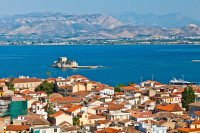 Se viziteaza Nafplio – cel mai incantator oras din intregul Peloponez , farmecul sau irezistibil datorandu-se atat arhitecturii medievale din orasul vechi care dateaza din timpul ocupatiei venetiene