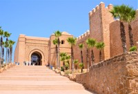 Ajungem si la Kasbah Oudaya - citadela orasului, cu o poarta monumentala impresionanta.