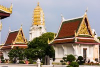 Dimineata vizitam templul Phra Sri Rattana Mahathat sau Wat Yai – Templul Mare asa cum ii spun localnicii.
