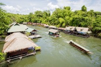 Suntem in mijlocul junglei, pe malul raului Kwai inconjurati de stanci semete, fiind locul perfect pentru a ne incarca bateriile cu energia si frumusetea locului.