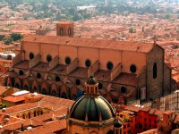 Bologna este cunoscut pentru viata sa culturala si universitara (aici se afla cea mai veche universitate din Europa)