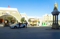 Continuam apoi cu Gafsa – orasul “capitala” al Tunisiei de Sud, oras situat intr-o vale marginita de munti care la apus iau culoarea portocalie.