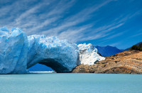 Perito Moreno este a treia rezerva de apa dulce din lume, iar de aceea zona in care se afla este disputata si acum de Argentina si Chile.