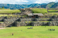 Plecam catre Valea Sacra a Incasilor unde vom vizita: Sacsayhuaman – unul din cele mai surprinzatoare constructii datorita blocurilor de piatra folosite la constructia sa si unde anual se organizeaza festivalul Inti Raymi