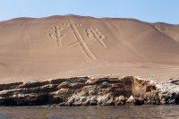 De pe mare, vom admira celebrul Candelabru sau Trident, geoglif ce se afla in partea nord-vestica a golfului si a carui realizare ramane un mister pana astazi.