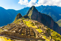 Din Aguas Calientes urcam cu microbuze turistice locale un drum cu multe serpentine pana la 2.400 m altitudine unde vom descoperi "Orasul pierdut al Inca”-Machu Picchu