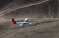 Zbor panoramic deasupra liniilor de la Nazca pentru a descoperi cu proprii ochi: paianjenul, pasarea colibri, maimuta cu coada in spirala, balena, ”astronautul” si celelalte reprezentari animale si vegetale sau figuri si desene geometrice.