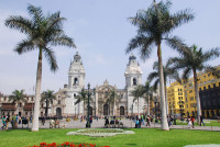Incepem turul cu o vizita in centrul colonial, unde intalnim Plaza de Armas, aparuta odata cu fondarea Limei in 1535.