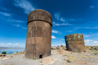 Ridicate de poporul vorbitor de aymara, Colla, care domina aceasta regiune inainte de expansiunea Inca din 1400 d.Hr., turnurile din Sillustani sunt cele mai dramatice, cele mai bine conservate si cele mai apropiate din zona.