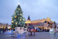 Imediat dupa Craciun, in centrul istoric al Cracoviei se deschide „Targul Anului Nou”, practic o reiterare a Pietelor de Craciun pana in data de 6 Ianuarie, astfel ca va veti putea bucura de o atmosfera de poveste!