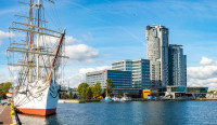 Ultima destinatie din excursia de azi va fi Gdynia, unde vasul de razboi “Błyskawica” si fregata “Dar Pomorza” amintesc de bogata istorie navala poloneza.