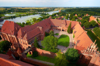 Continuam prin Pomerania si vom poposi la Malbork unde putem vizita Castelul Ordinului Cavalerilor Teutoni, cea mai mare constructie din caramida din Europa