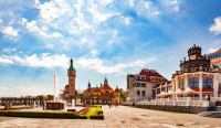 De aici ajungem la Sopot unde vom strabate strada Monciak, poate cea mai faimoasa promenada din Polonia, cu magazine si cafenele art-nouveau