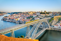 Tur panoramic de oras Porto cu: podul D. Luis si superba vedere panoramica cu cartierul istoric Ribeira (protejat de UNESCO) si zona caselor de vinuri din Vila Nova de Gaia