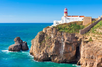 Excursie in Sagres, un port neatins de vreme, trecand pe langa Fortareata Sec XV-lea, vizitam Capul Sf Vincent, cunoscut drept Capatul Lumii, cu cel mai puternic far din Europa.