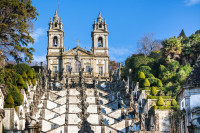 Biserica si Sanctuarul Bom Jesus–un important punct de pelerinaj, cu o impunatoare scara in stil baroc care urca 116 m