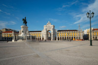 Tur panoramic al capitalei Portugaliei, una din cele mai contrastante capitale europene, in care vom strabate Baixa pombalina si pietele ei: Praca do Comercio, Praca dom Pedro IV si Praca da Figueira.