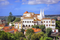 Continuam apoi spre Sintra - fosta resedinta de vara a Regilor Portugaliei, aceasta adaposteste monumente de importanta istorica, exemple clasice ale arhitecturii portugheze.