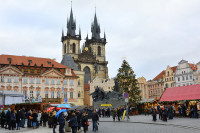 Timp liber pentru pranz si vizitarea Pietei de Craciun unde puteti gusta Pražská Šunka (sunca de Praga), Klobasa (carnati), Palačinky (clatite) sau cunoscutul colac...
