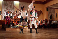 Seara, optional, Cina traditionala cu spectacol folcloric live si bauturi nelimitate la restaurantul U Marchanu–cel mai renumit din Praga pentru calitatea spectacolului.