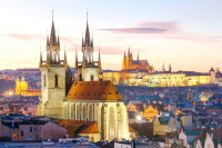 Seara, optional, Cina traditionala cu spectacol folcloric live si bauturi nelimitate la restaurantul U Marchanu–cel mai renumit din Praga pentru calitatea spectacolului.