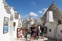 Vom face o plimbare prin acest oras extrem de fermecator, in care printre migdali si maslini vom intalni "trulli"-case unice si pitoresti