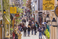 Veti fi incantati de Cartierul Petit Champlain, cel mai vechi cartier comercial din America de Nord. Stradutele lui pavate si numeroasele boutique-uri si bistrouri atrag turisti din lumea intreaga.