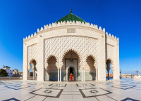 Chiar in fata turnului se afla Mausoleul Regelui Mohammed al V-lea.