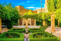 O alta emblema a orasului este Alcazaba din Malaga, o fortareata maura construita in Sec al XI-lea ce vegheaza peste oras.