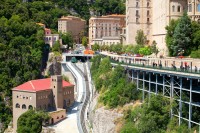 Manastirea Montserrat, benedictina, se afla sub varful estic al masivului muntos.
