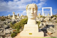 Calatoria va continua catre Parcul de Sculptura, care adaposteste numeroase sculpturi create de peste o suta de artisti din intreaga lume.