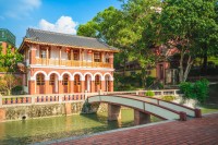 Admiram Conacul familiei Wufeng Lin, una dintre cele cinci mari familii care detineau controlul regiunilor din Taiwan.