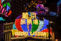 si celebrul complex arhitectural Lisboa care cuprinde un cazinou, restaurante si opulentul Hotel Grand Lisboa, care a devenit simbolul regiunii