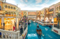 Dupa-amiaza, va sugeram o plimbare la celebrul The Venetian Macao, unul dintre cele mai mari resorturi din Asia.