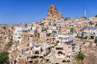 Vizitam Uchisar si apoi Ortahisar situat la poalele zidurilor contorsionate din tuf vulcanic