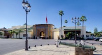 Veti admira pe exterior: Palatul Regal,