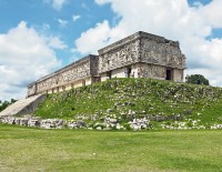 Ne indreptam apoi catre orasul Uxmal in care veti admira cele mai bine pastrate vestigii mayase