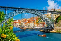 Porto este al doilea cel mai mare oras al Portugaliei, care cucereste vizitatorii prin peiasajul dominat de cladiri colorate si de poduri construite deasupra raului Douro