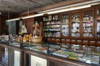 Raeapteek este cea mai veche farmacie din Europa care a functionat continuu in acelasi sediu. A fost mentionata pentru prima data in documentele orasului in anul 1422.