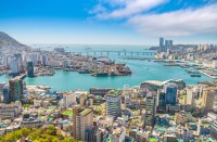 . In aceasta zi exploram orasul Busan, a doua metropola a Coreei de Sud, un oras pur si simplu minunat, situat intre plaje superbe si peisaje muntoase salbatice.