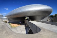 In constrast cu spatiul tradional si linistit al satului experimentam celebra strada Insadong si Dongdaemun Design Plaza, un reper de dezvoltare urbana cu un design futurist.