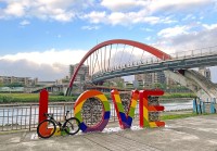 La intoarcere vizitam Podul Curcubeu, unul dintre cele mai cunoscute poduri pietonale din Taipei si un loc popular de relaxare