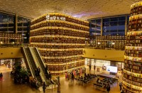 Aici se afla COEX Mall, unul dintre reperele orasului si un monument emblema al Sec al XXI-lea